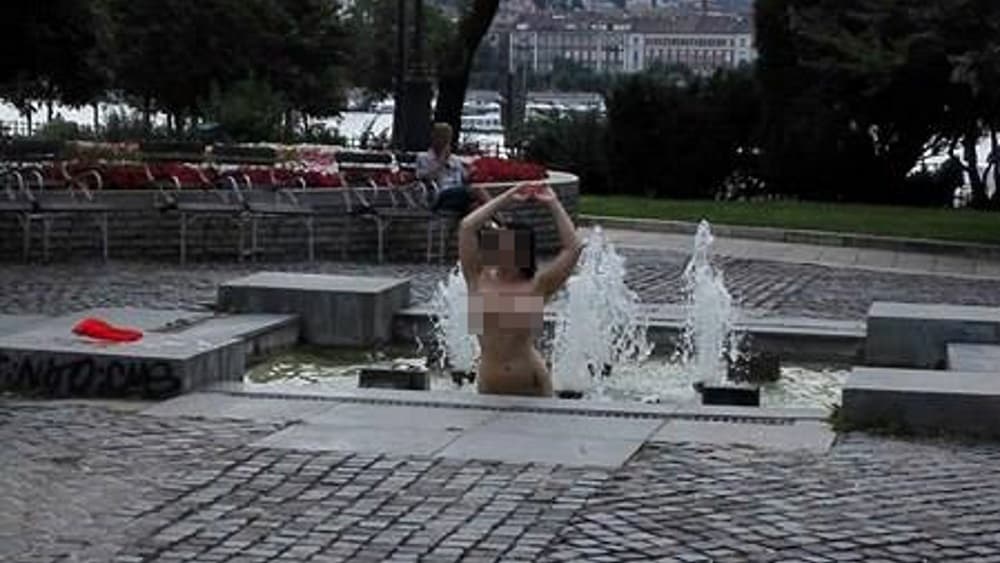Anyaszült meztelenül fürdött egy nő a városi szökőkútban