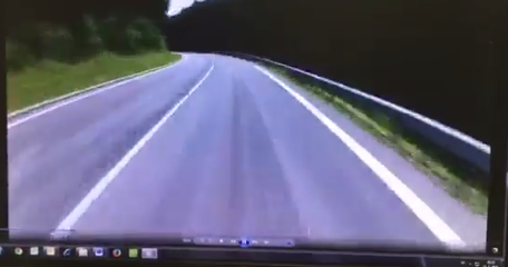 Súlyos baleset: videón, ahogy a motoros nekicsapódik a szalagkorlátnak