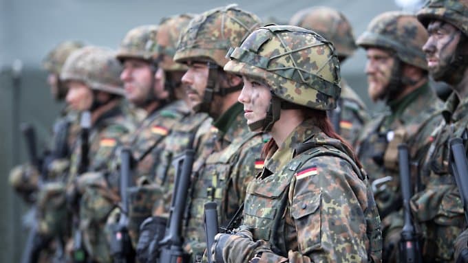 Külföldiekkel oldhatja meg Németország a hadsereg létszámproblémáit