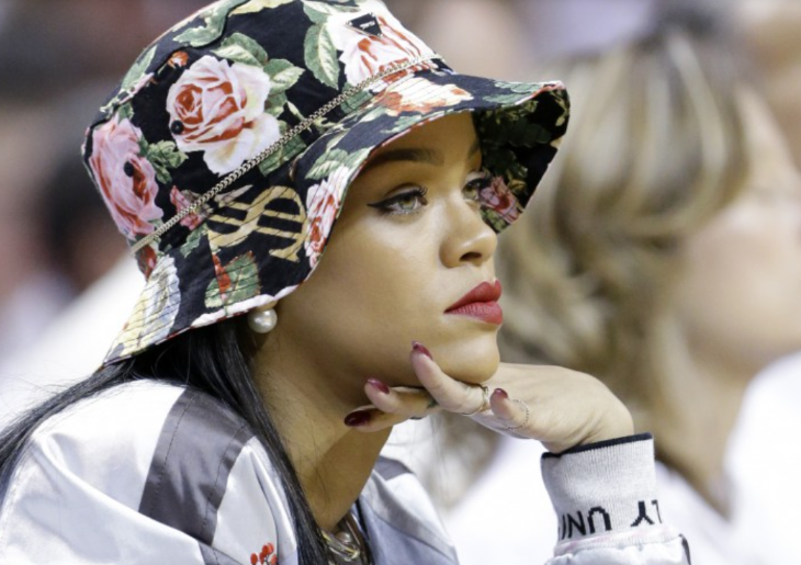 Rihanna megbotránkoztatta a hívőket - szexi apácaruhában pózolt, amiből a fél melle kilógott (FOTÓ+VIDEÓ)