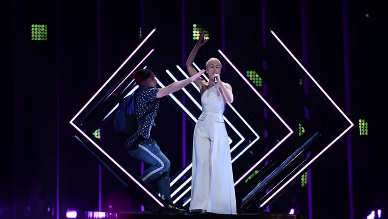 Eurovíziós Dalfesztivál - Kikapták a brit versenyző kezéből a mikrofont (videó)