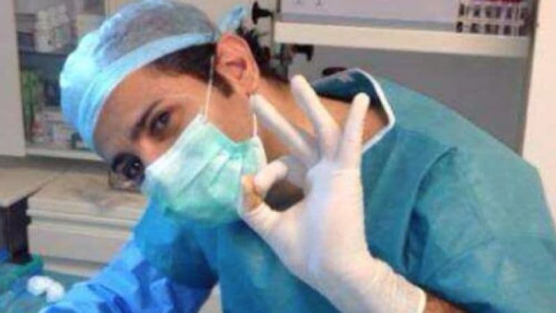 MEGÁLL AZ ÉSZ: Műtét közben szelfizett a páciensekkel egy orvos Pozsonyban!