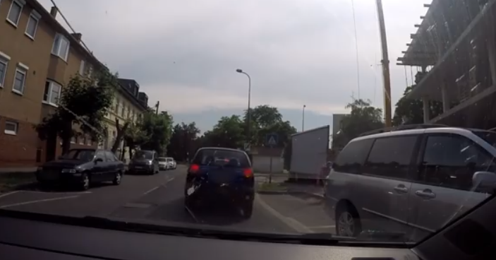 Röhejes parkolás Győrben, a szőke hölgy nem volt a helyzet magaslatán (videó)