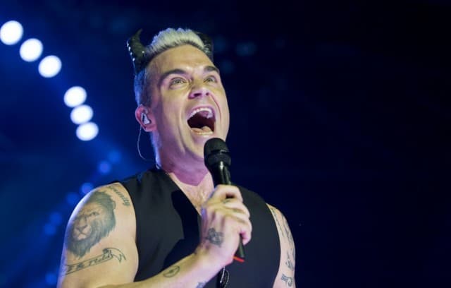 Robbie Williams meztelenül pózolt