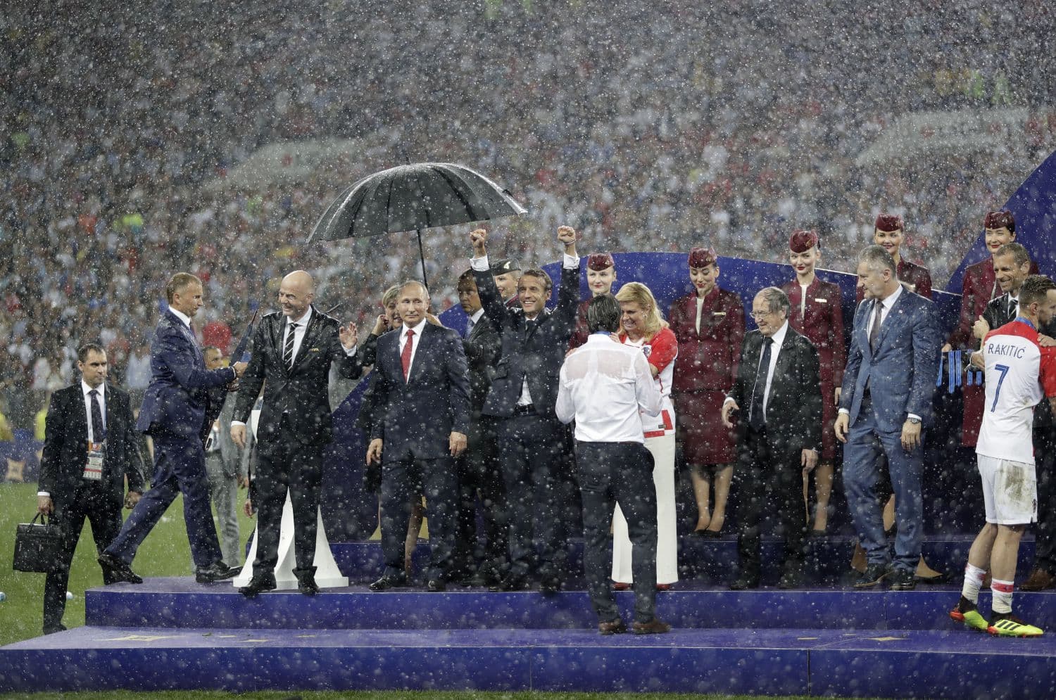 Az megvolt, hogy mindenki ázott, csak Putyin fölé tartottak esernyőt az éremátadón?