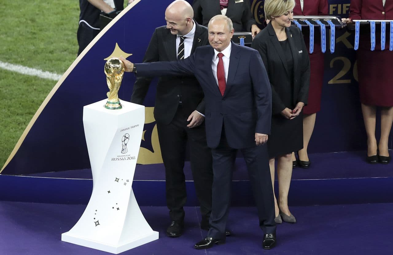 A pillanat, mikor a Putyin mögött álló nő zsebre vág egy aranyérmet - megfizethetetlen!