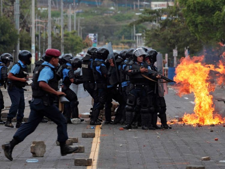 Megostromolták a nicaraguai tiltakozók barikádjait, többen meghaltak