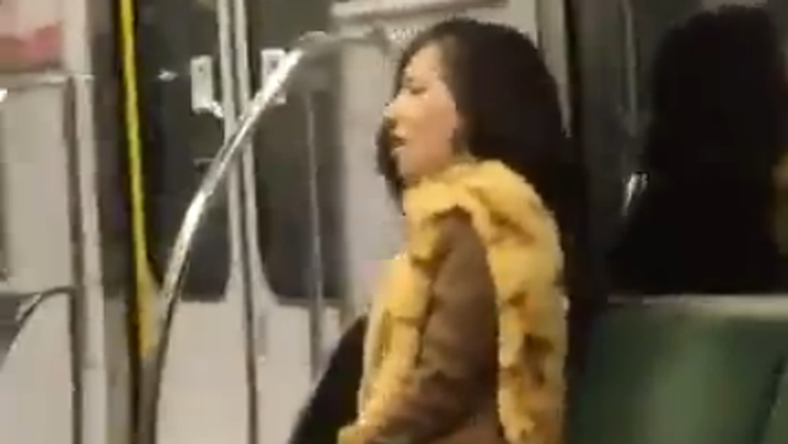 Begerjedt az ülésen, a metrón volt orgazmusa a nőnek (videó)