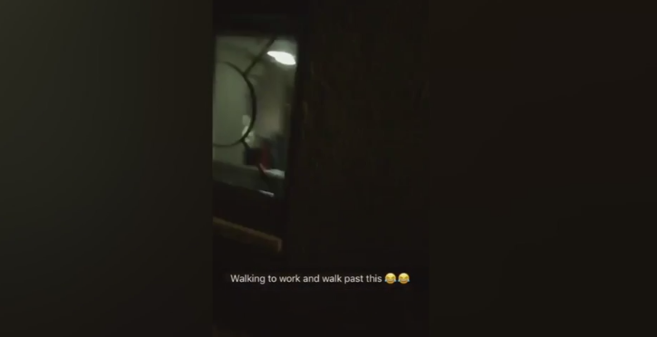 Kihúzott függönynél szexeltek, az ablakon keresztül lesték a párost (videó)