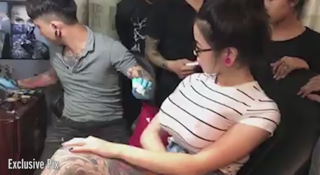 Tetoválták a nőt, egyszer csak felrobbant a melle (videó)
