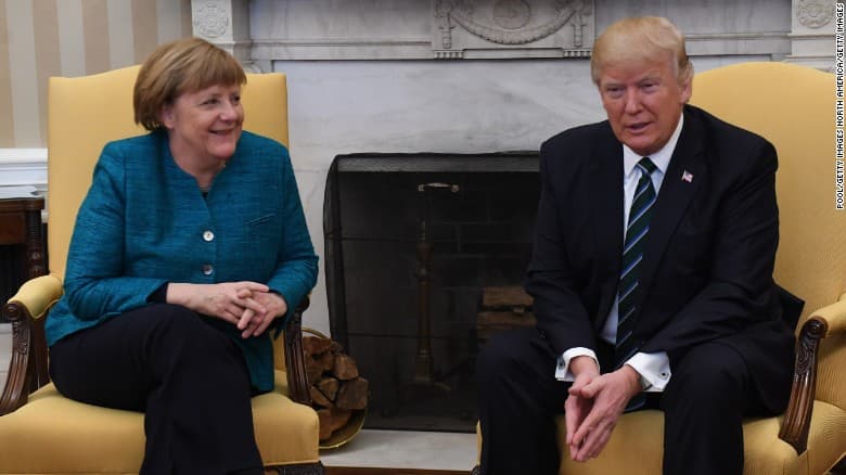 Trump Merkelnek: "mindkettőnket lehallgattak"