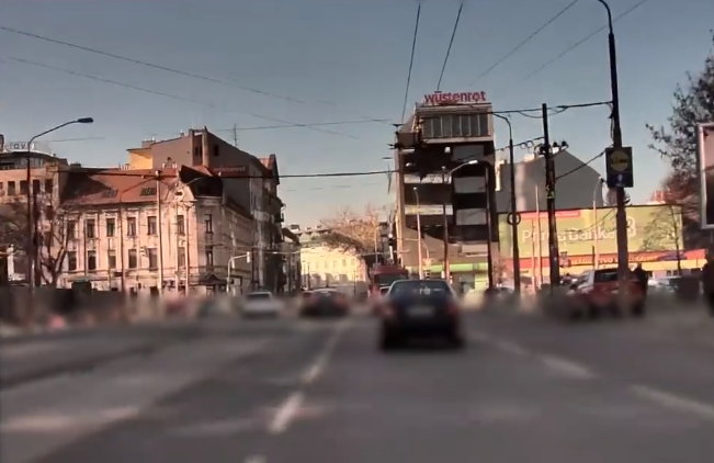Autós üldözés Pozsony belvárosában - okkal félt a rendőröktől a menekülő sofőr (videó)
