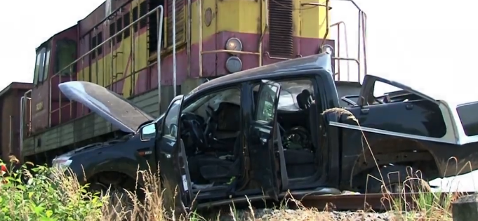 BALESET: Szétzúzta a tehervonat a sínekre hajtó autót