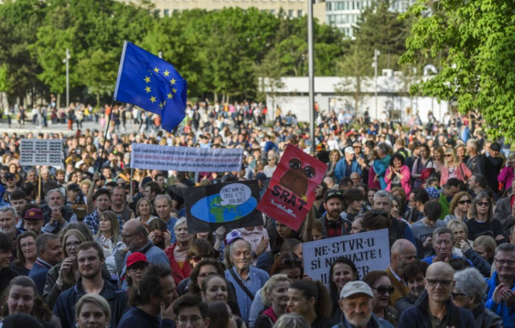 Ezrek tüntettek az RTVS és a 2. nyugdíjpillér miatt Pozsonyban