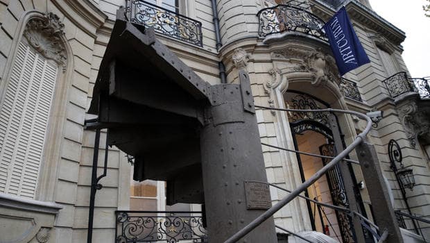 Csaknem 170 ezer euróért kelt el az Eiffel-torony eredeti lépcsőjének egy darabja