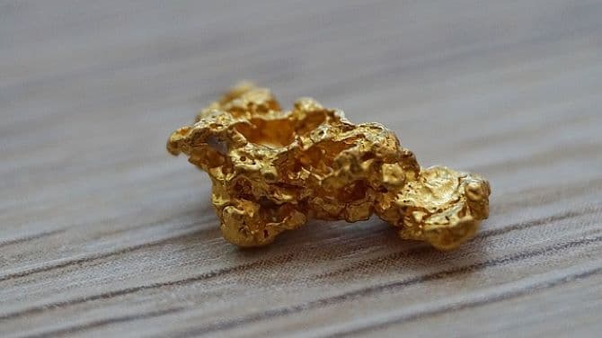 Az amatőr aranyásó fémdetektorral kutatva akkora aranyrögre bukkant, aminek megtalálása csak egyszer adatik meg az életben (VIDEÓ)
