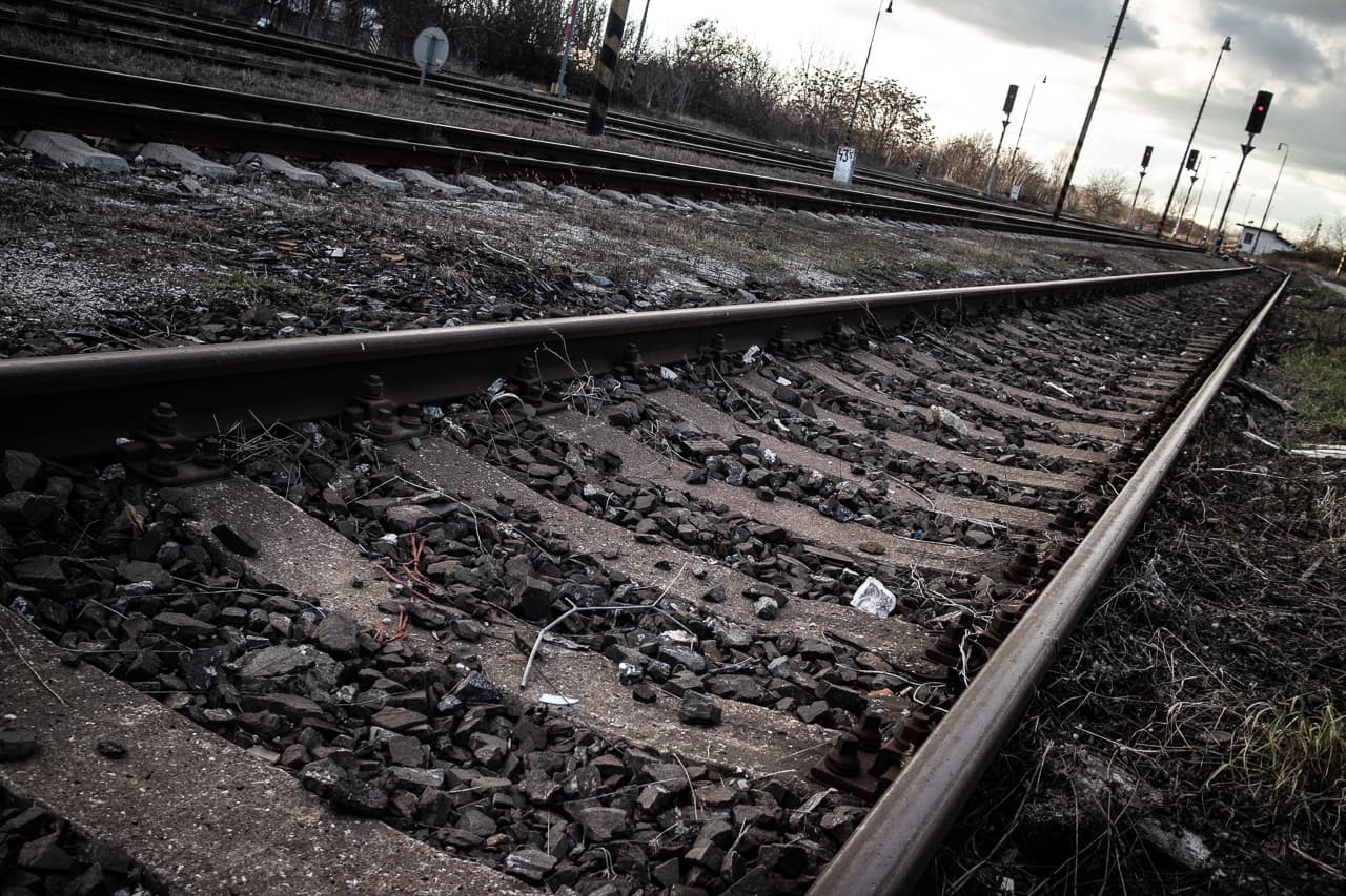 Fiatal nőt gázolt halálra a vonat a helyiek által veszélyesnek tartott vasúti szakaszon