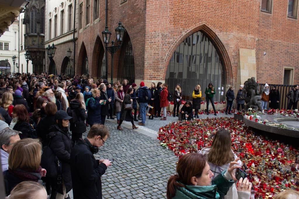 Több mint ezer diák emlékezett meg Prágában az ámokfutás áldozatairól