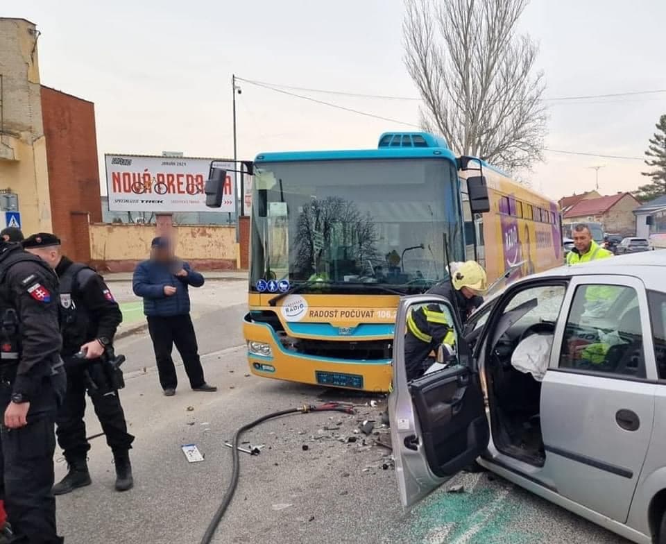 Frontálisan ütközött egy busszal az Opel, sofőrje a helyszínen meghalt