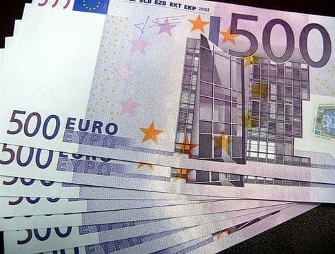 Több mint 2 ezer euróval rövidítették meg a csalók az idős asszonyt