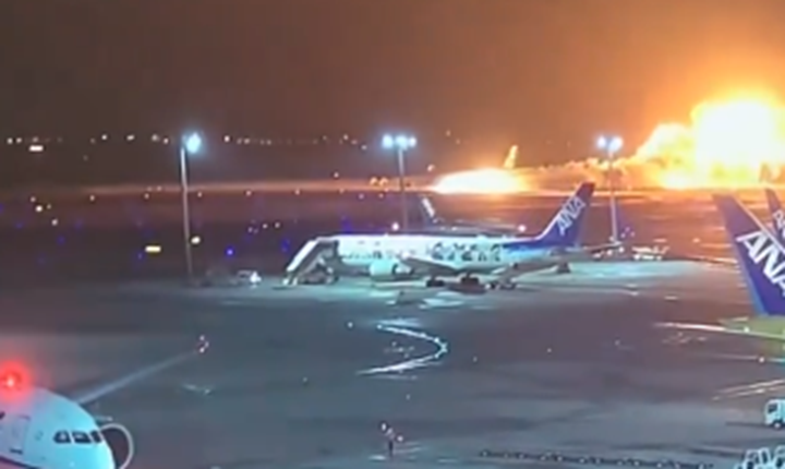Hatalmas lángokkal égett egy repülőgép Tokióban, az utasok fejvesztve menekültek (VIDEÓ)