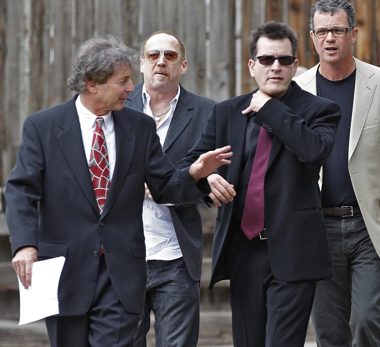 Sztárügyvéddel perlik Charlie Sheent az exei