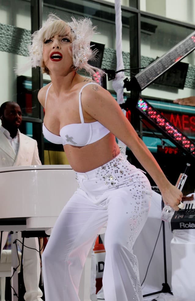 Lady Gaga meztelen fotókkal lepte meg rajongóit (18+)
