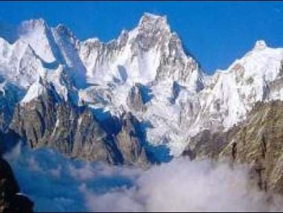 Több hegymászó meghalt a Himaláján hóvihar miatt