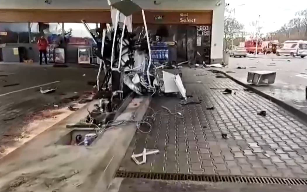 SÚLYOS BALESET: Benzinkútnak repült a száguldó Volvo! (Videó)