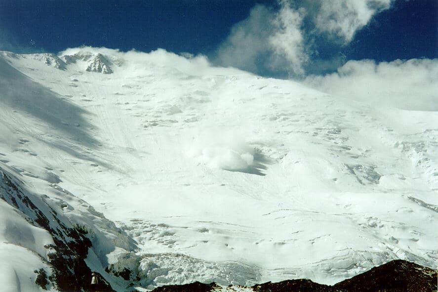 Lavinában szörnyethalt egy veterán hegymászó a világ második legmagasabb hegycsúcsán