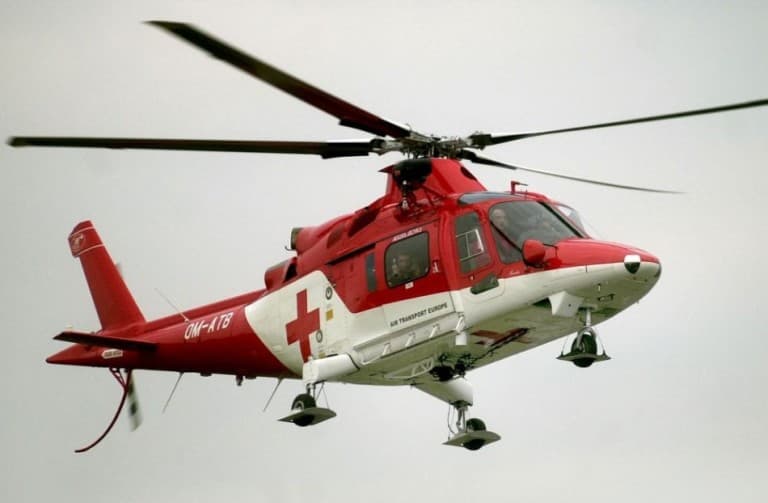 Elsodort egy szánkózó a 65 éves férfit, mentőhelikopterrel szállították kórházba