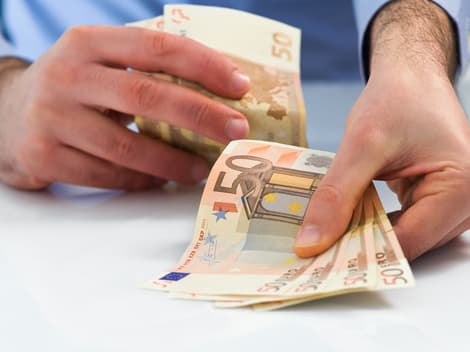 Zsarolásnak vége, a következő évben 623 euró lesz a minimálbér