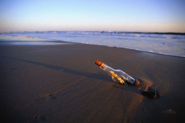 Huszonegy év után került elő egy tengerbe dobott palackposta