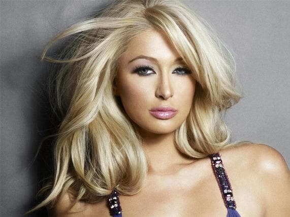 Paris Hilton mellei "kikukucskáltak" a ruhájából