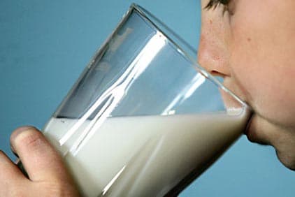 Több ezer liter kiömlött tej fagyott az útra Németországban