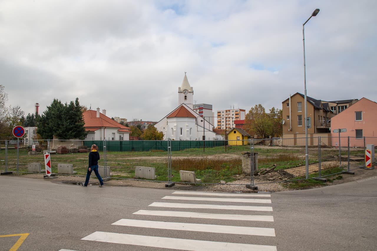 A somorjai református templom közvetlen közelében épül többemeletes lakóház – a képviselő szerint nem tisztelik a város múltját