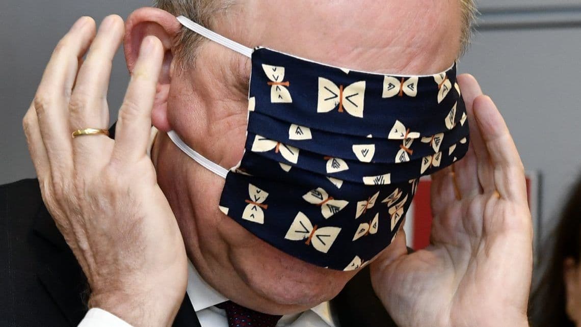 Meggyűlt a baja a maszk felhelyezésével a belga miniszternek (VIDEÓ)