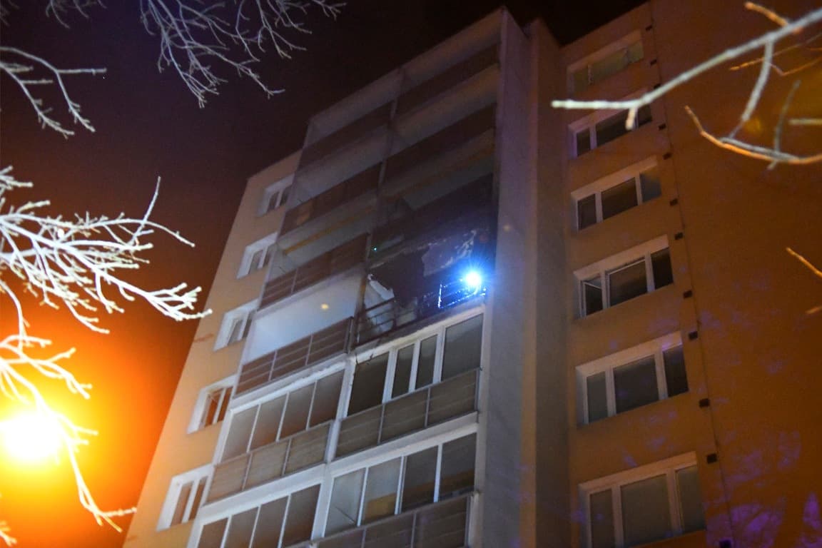 Adventi koszorú gyertyája okozhatta a tüzet a kassai lakóházban, nem igazolódott be a gázrobbanás (FOTÓK)
