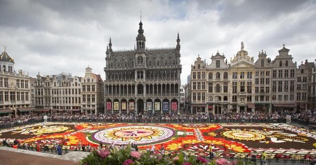 Virágszőnyeget borítottak Brüsszel főterére
