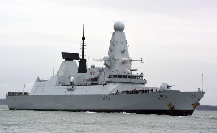 London cáfolja, hogy Oroszország figyelmeztető lövéseket adott volna le egy brit hadihajó felé
