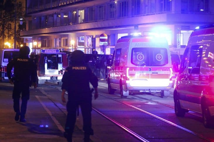 TERRORTÁMADÁS: Az osztrák rendőrség házkutatásokat tartott, több embert letartóztatott
