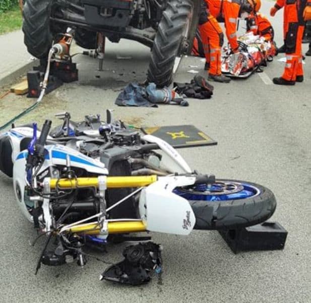 Traktor alá szorult motorost szabadítottak ki a tűzoltók – a sérült férfi köszönetet mondott hőseinek