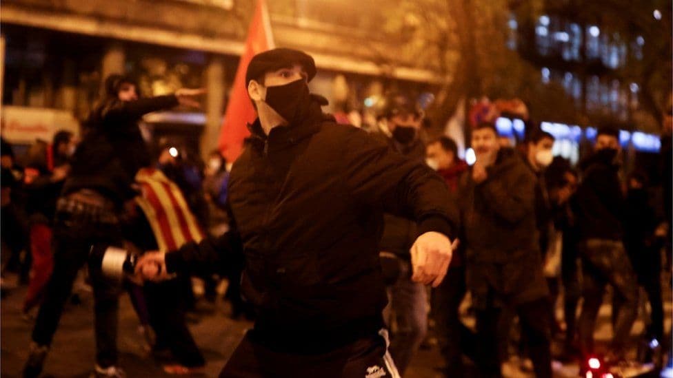 Több spanyol városban is összetűzésbe torkolltak a tiltakozások egy rapper letartóztatása miatt