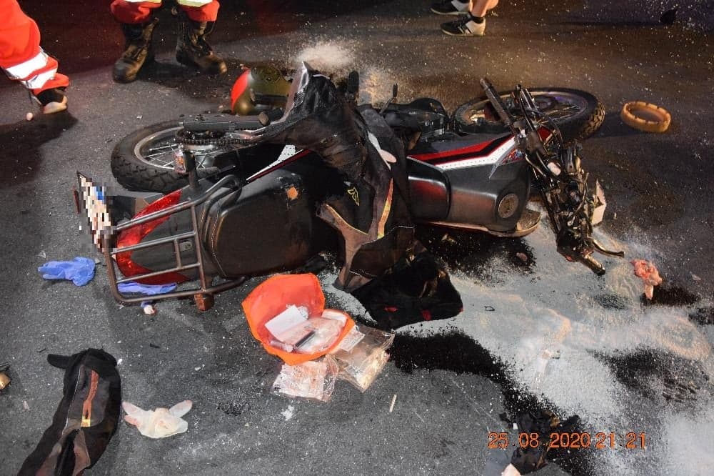 Súlyos baleset: Belehajtott a letérő személykocsiba a 18 éves motoros (FOTÓK)