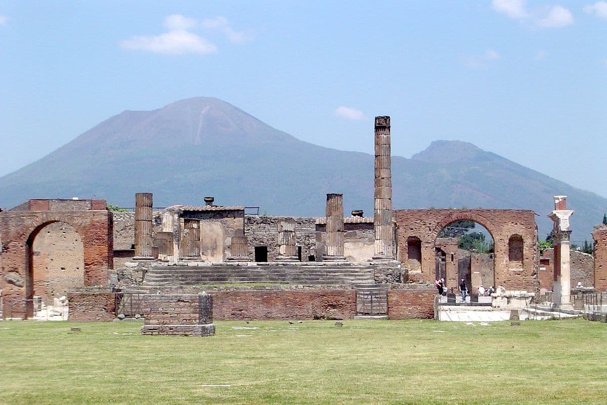 Pompeji egyik épületének tetejére mászott fel egy turista