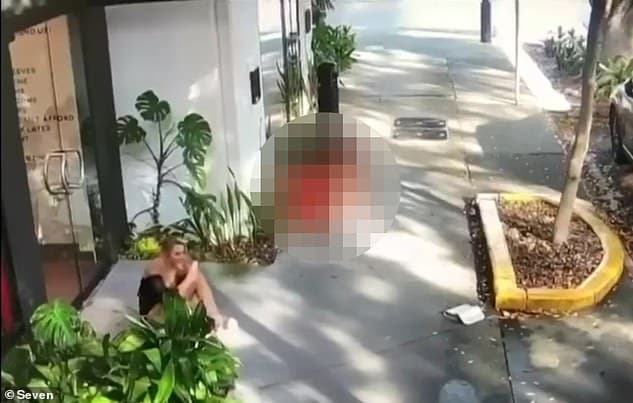 Észmegáll! A nyílt utcán szexelt három nő (videó) 18+