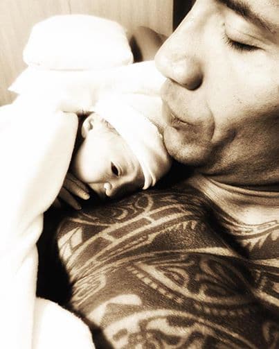 Dwayne "The Rock" Johnson megmutatta újszülött kislányát