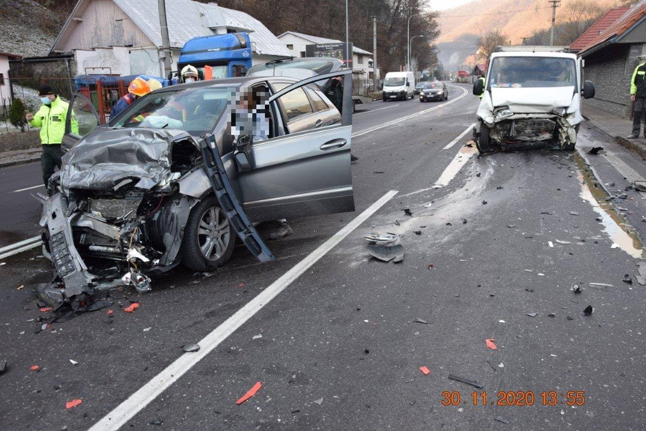 BALESET: Elaludt a sofőr, frontálisan ütközött egy furgon és egy személykocsi (FOTÓK)