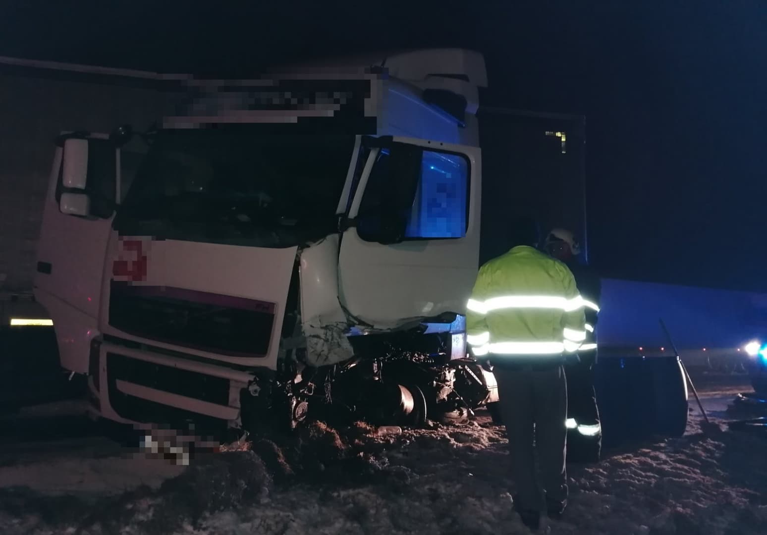 Tragikus baleset: teherautóval ütközött egy személykocsi, szörnyethalt egy 19 éves fiatal