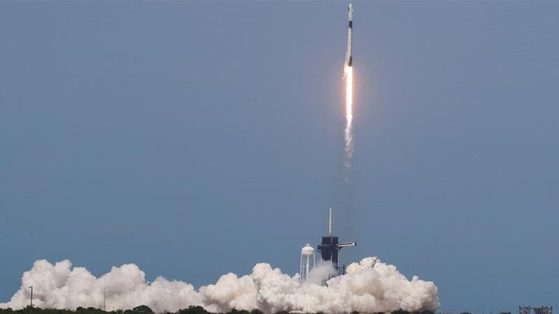 Felbocsátották a SpaceX űrhajóját két asztronautával a fedélzetén (videó)